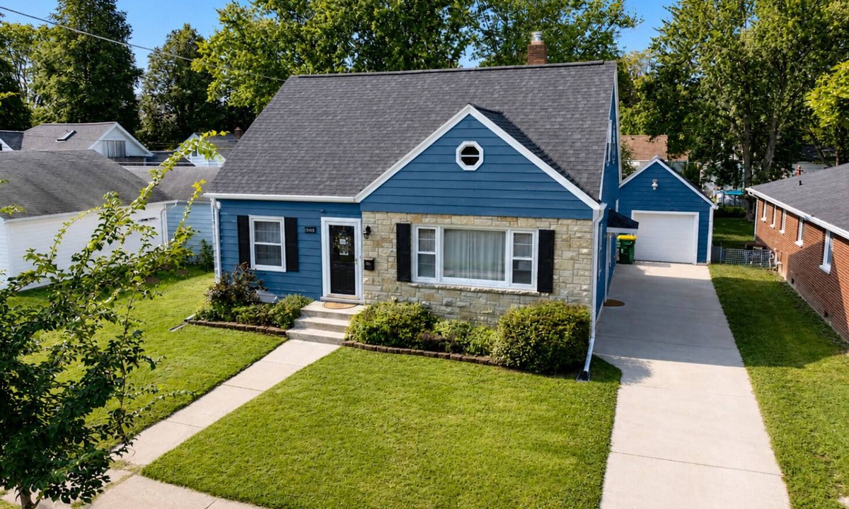 Green Bay House | [RETRO ARCADE GAME CAVE] 5 Bedrms 2 Full Baths [Stadium 1.3 Miles] 2 KINGs