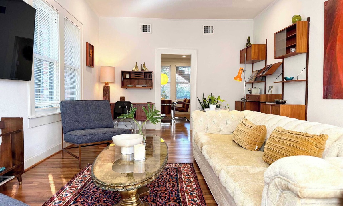 Greater Heights Apartment | retro elegance: pool,hot tub,Easy World Cup Access