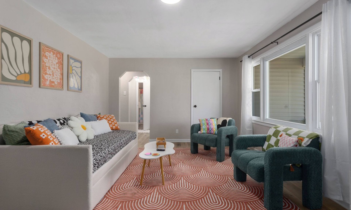 Independence House | Retro Funky Stay less than 10 minutes from Arrowhead!
