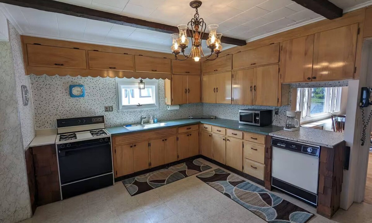 Mechanicville House | Retro House ~50's and 90's~ with arcade, and a mini-escape room
