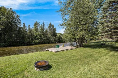 Honor House | Retro on the River