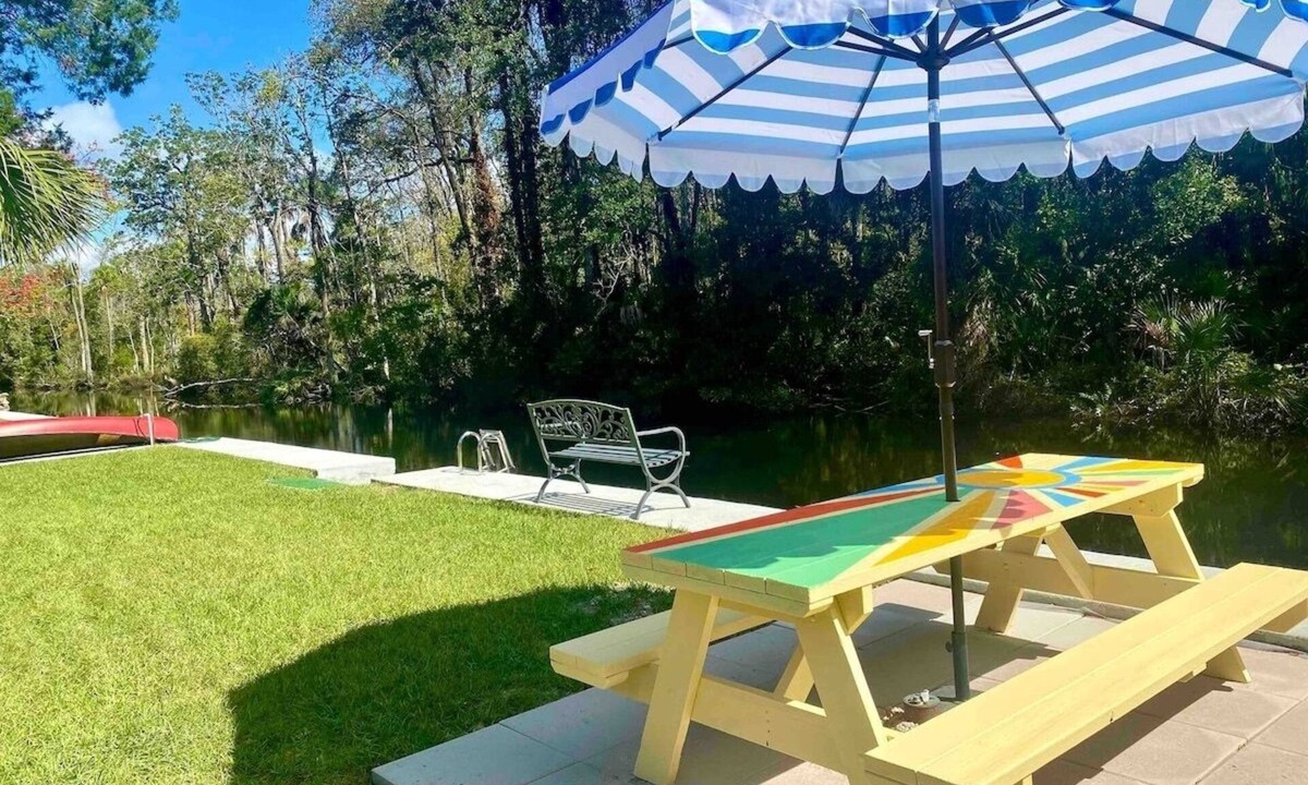 Crystal River House | Retro Retreat-Waterfront/Kayaks for 5/Boatslip/bikes
