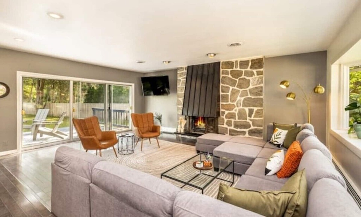 Glendale House | Retro Riverside Retreat, Backyard Oasis, Hot Tub