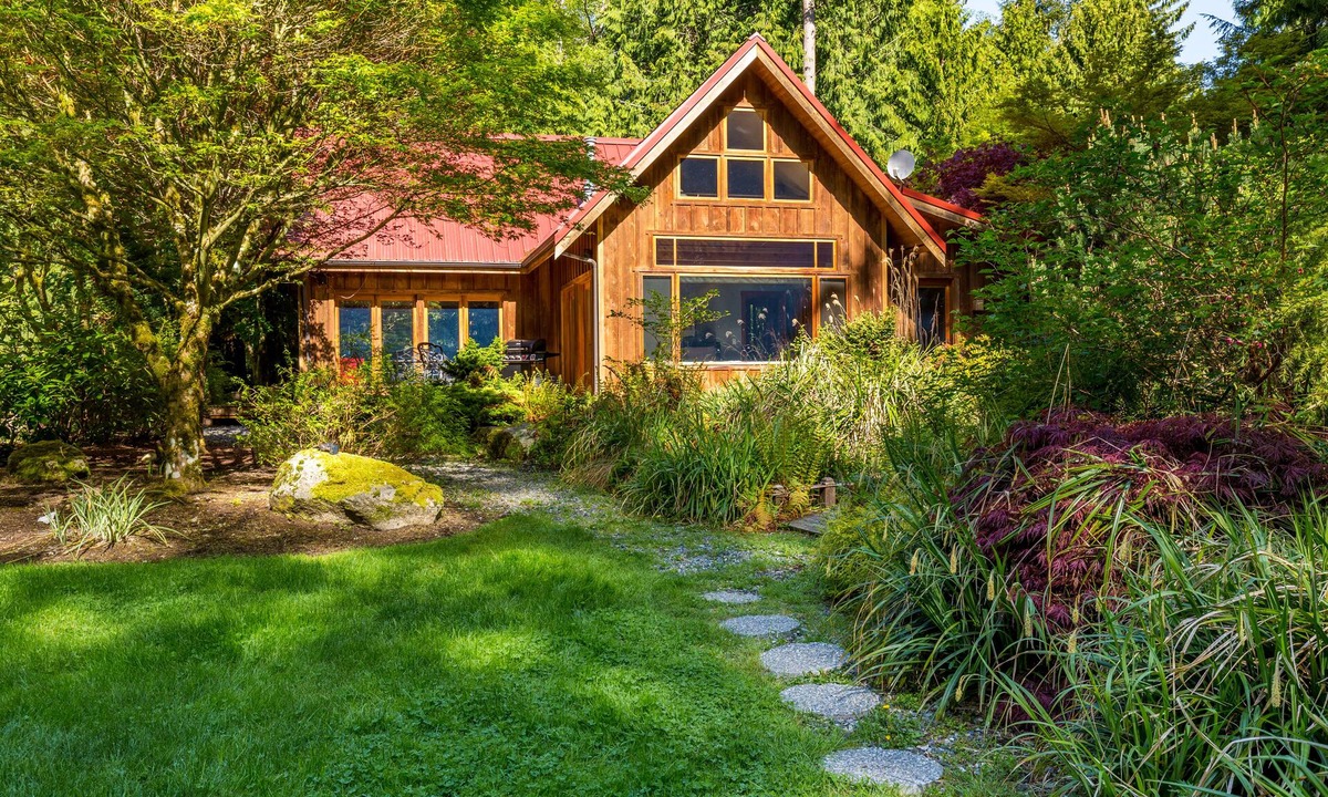 Langley Cabin | Rhythm Waters by AvantStay | Garden Paradise, Pond