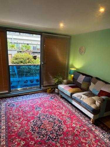 Leeds Apartment | Richly decorated flat in Central Leeds, 600m to shopping street, paid parking