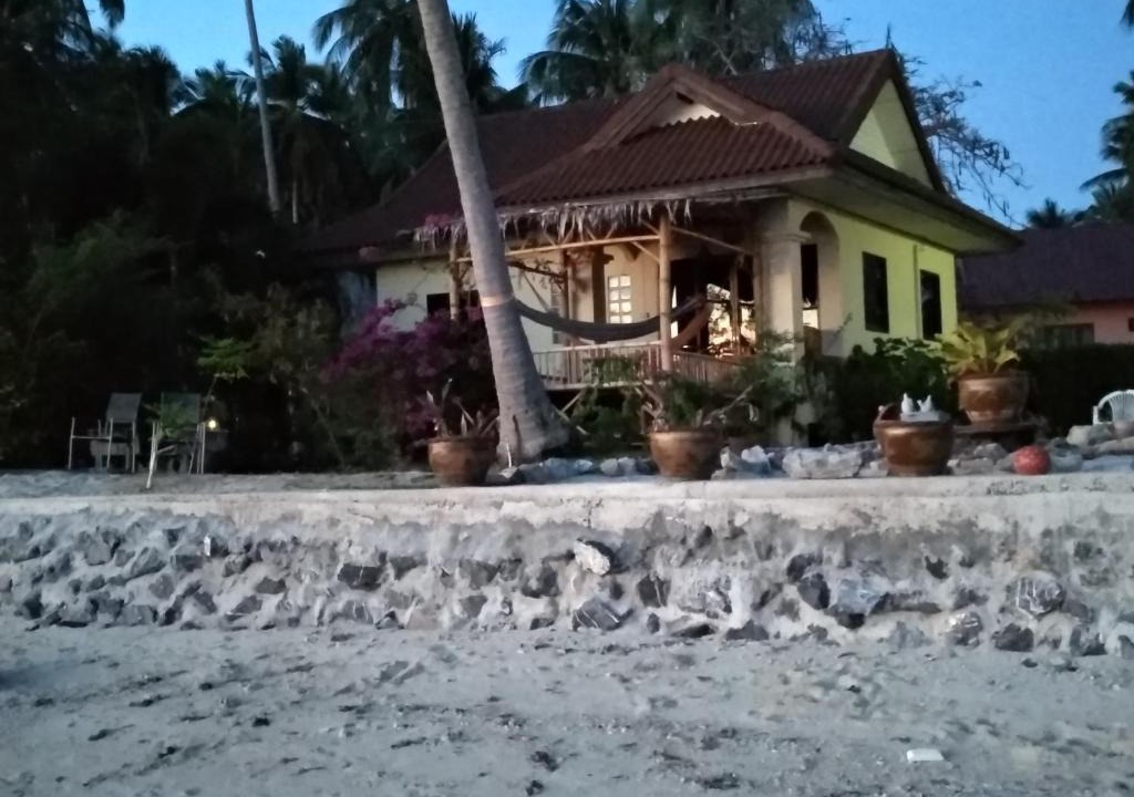 Taling Ngam House | Right on the beach house