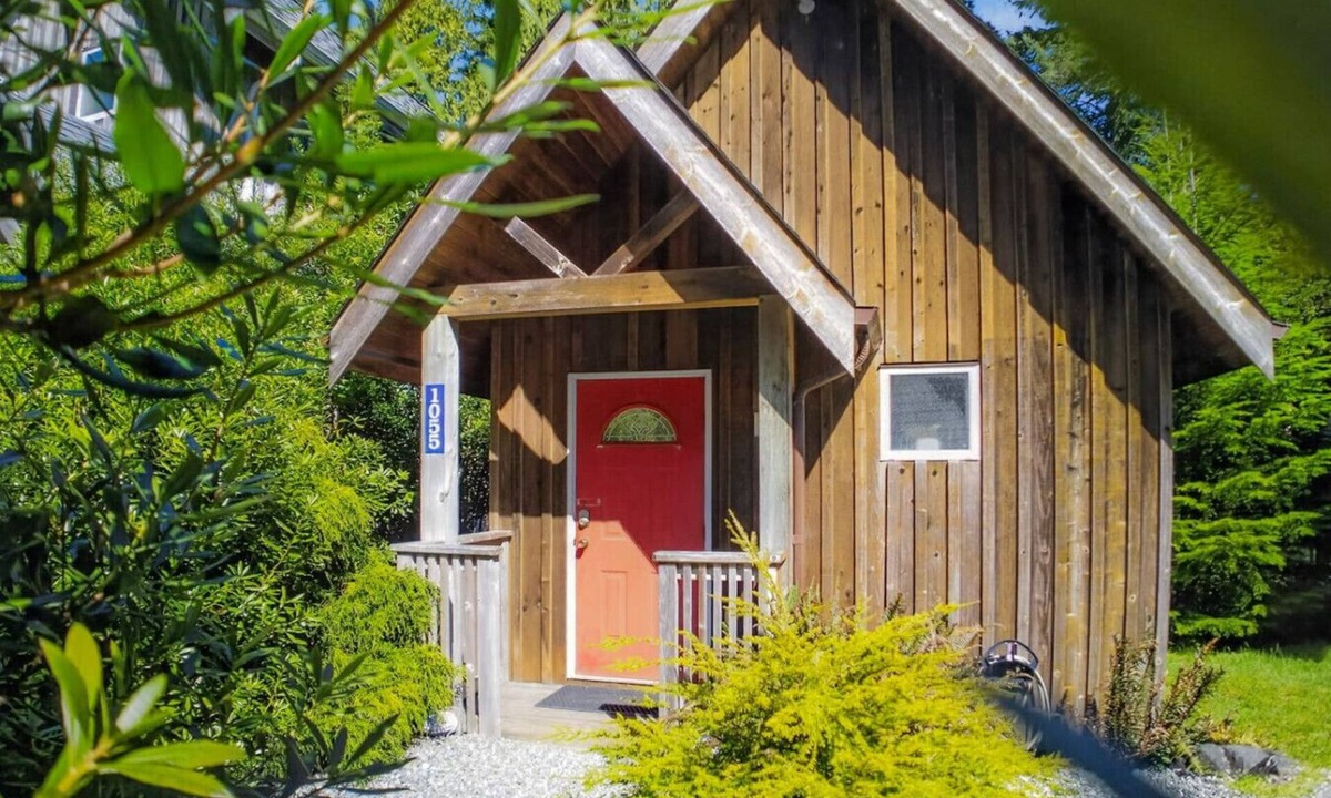 Ucluelet Cabin | Rising Tide Cabin - Steps from Little Beach