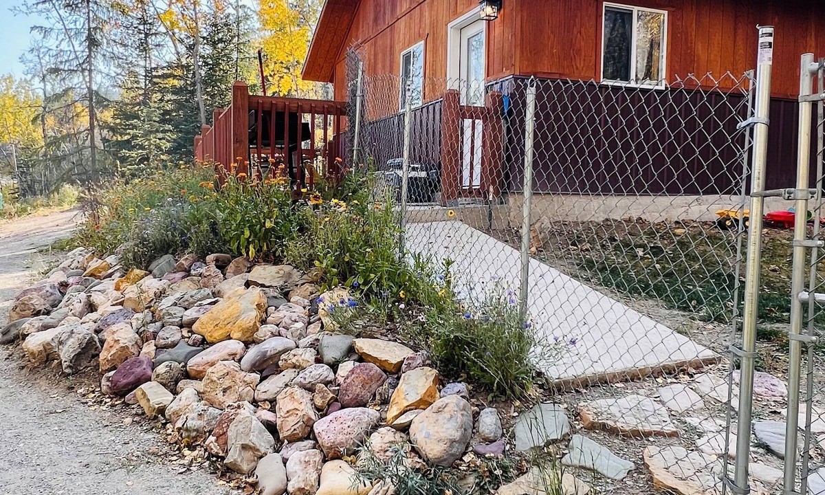 Babb Cabin | Rising Wolf Getaway: pet friendly 2-bedroom cabin in beautiful Babb, Mt.