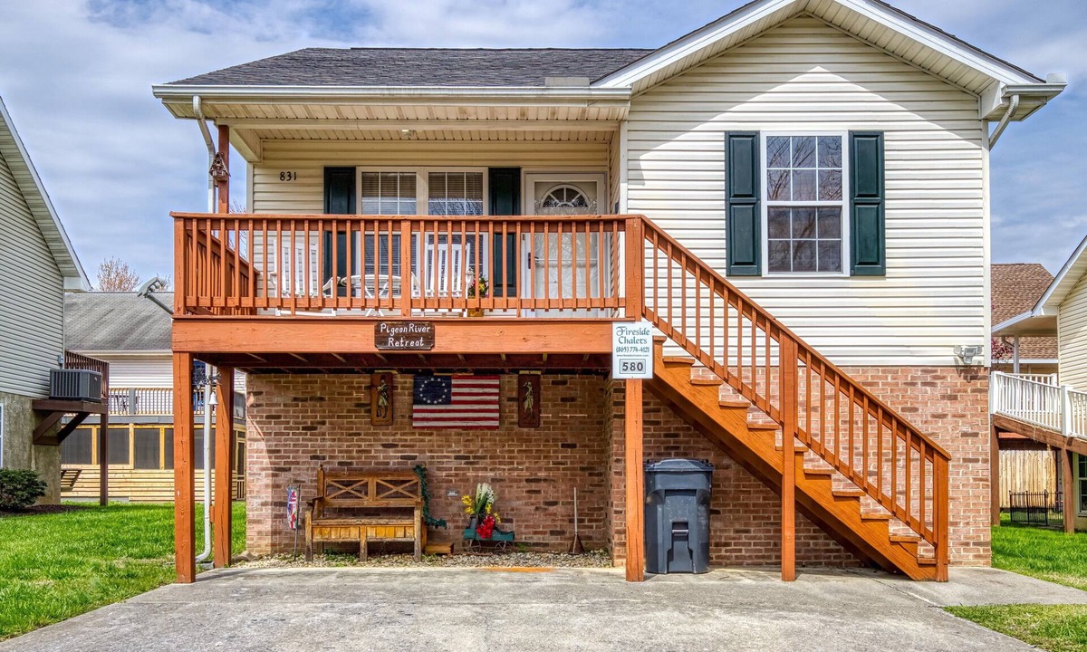 Pigeon Forge Ski Chalet | River Access- 1 Mile off of Pigeon Forge Parkway- Hot Tub-motor cycle Friendly