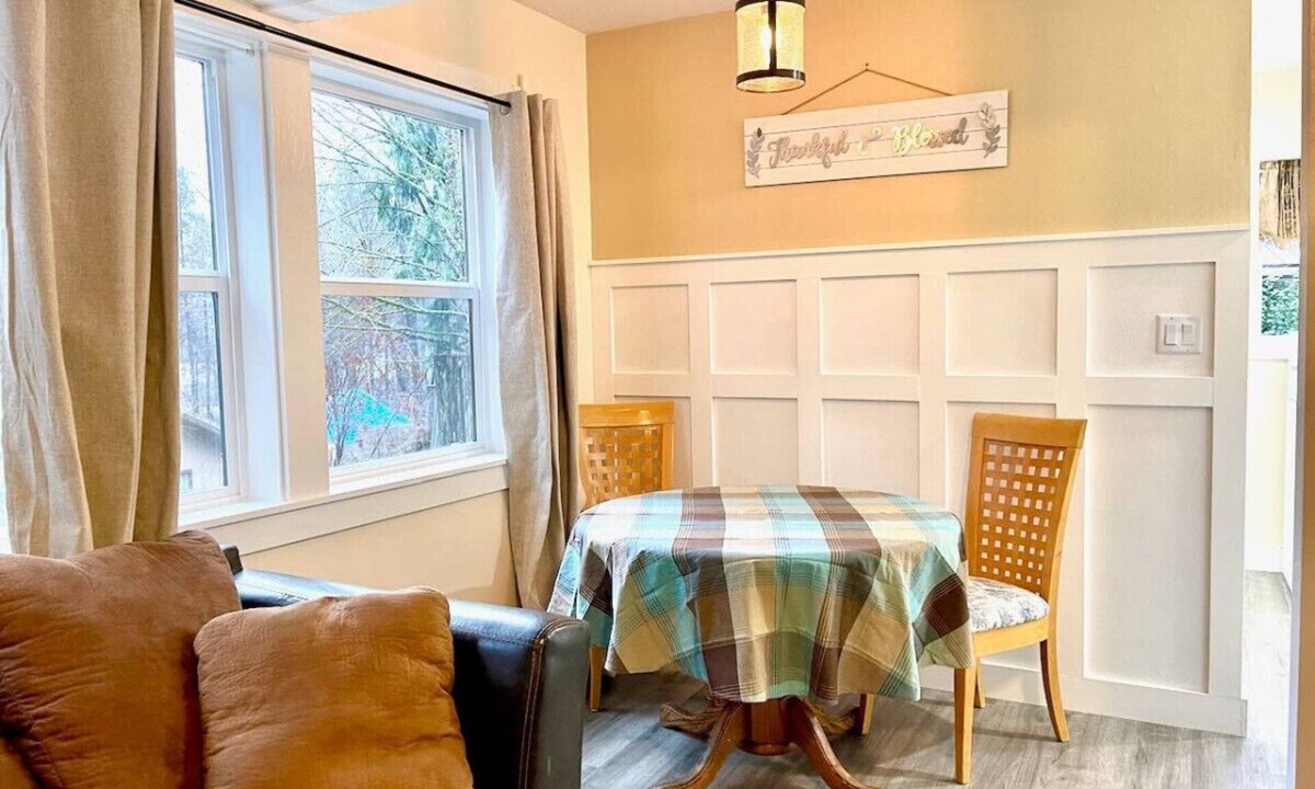 Vida Cabin | River Access! King bed, deck & view - 2 bedroom.