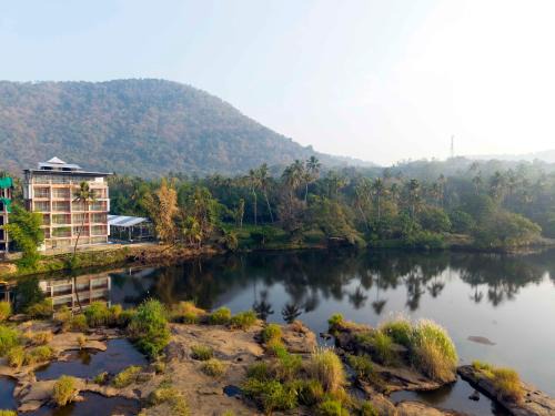 Irinjalakuda Hotel | River Bay Athirappilly