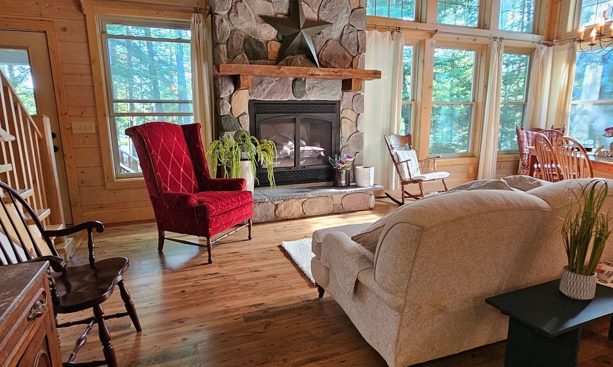 Tower House | River Bend Escape | Riverfront + Boat & Jacuzzi
