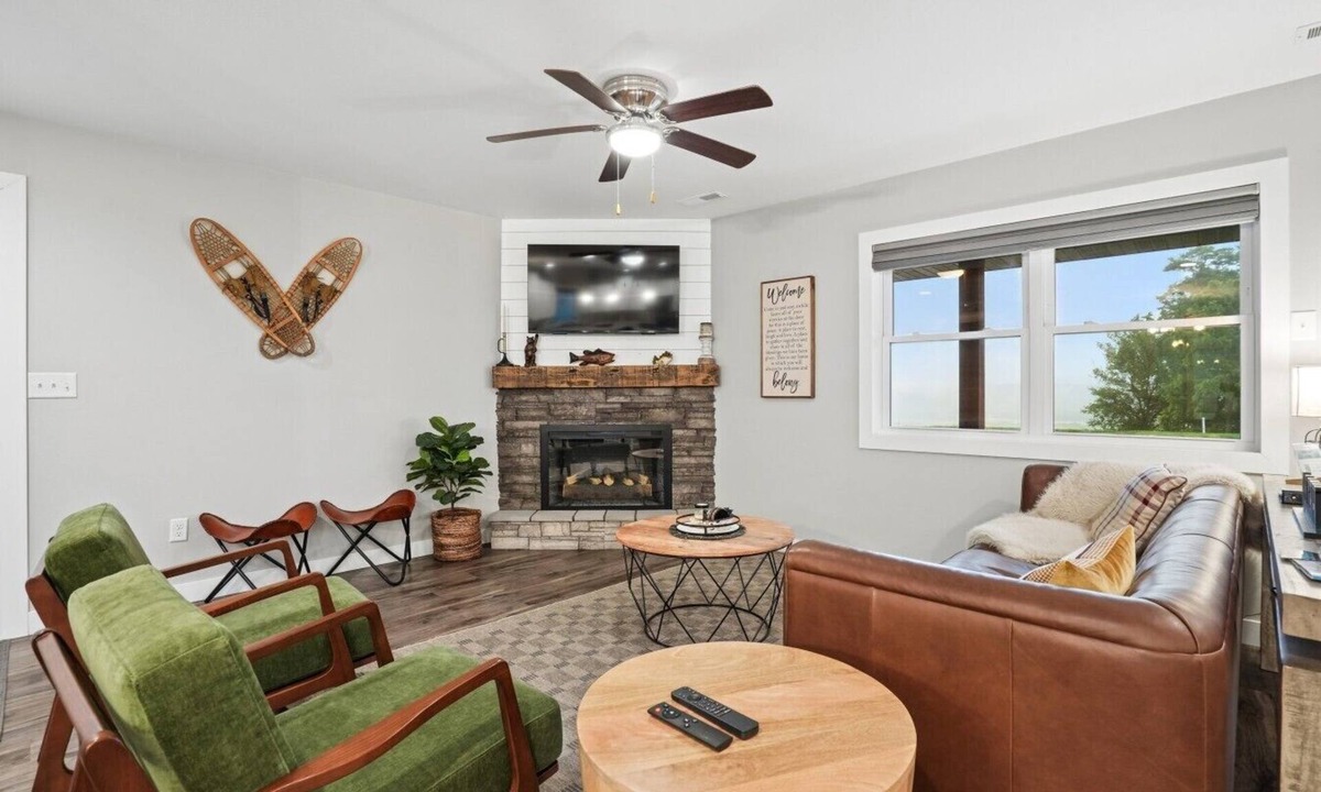 Littleport House | River Bluff Retreat-Hot tub & game room