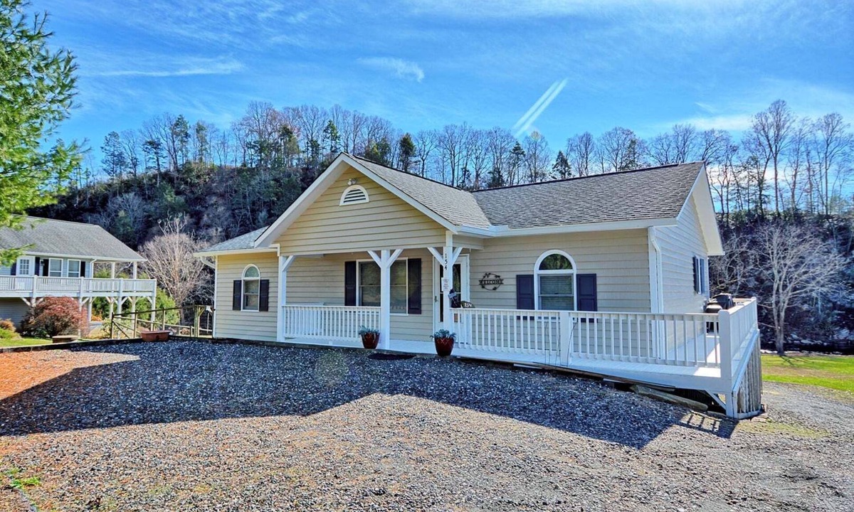 Crumpler Ski Chalet | River Front 5-bedroom chalet in Crumpler, NC, perfect for family getaways!