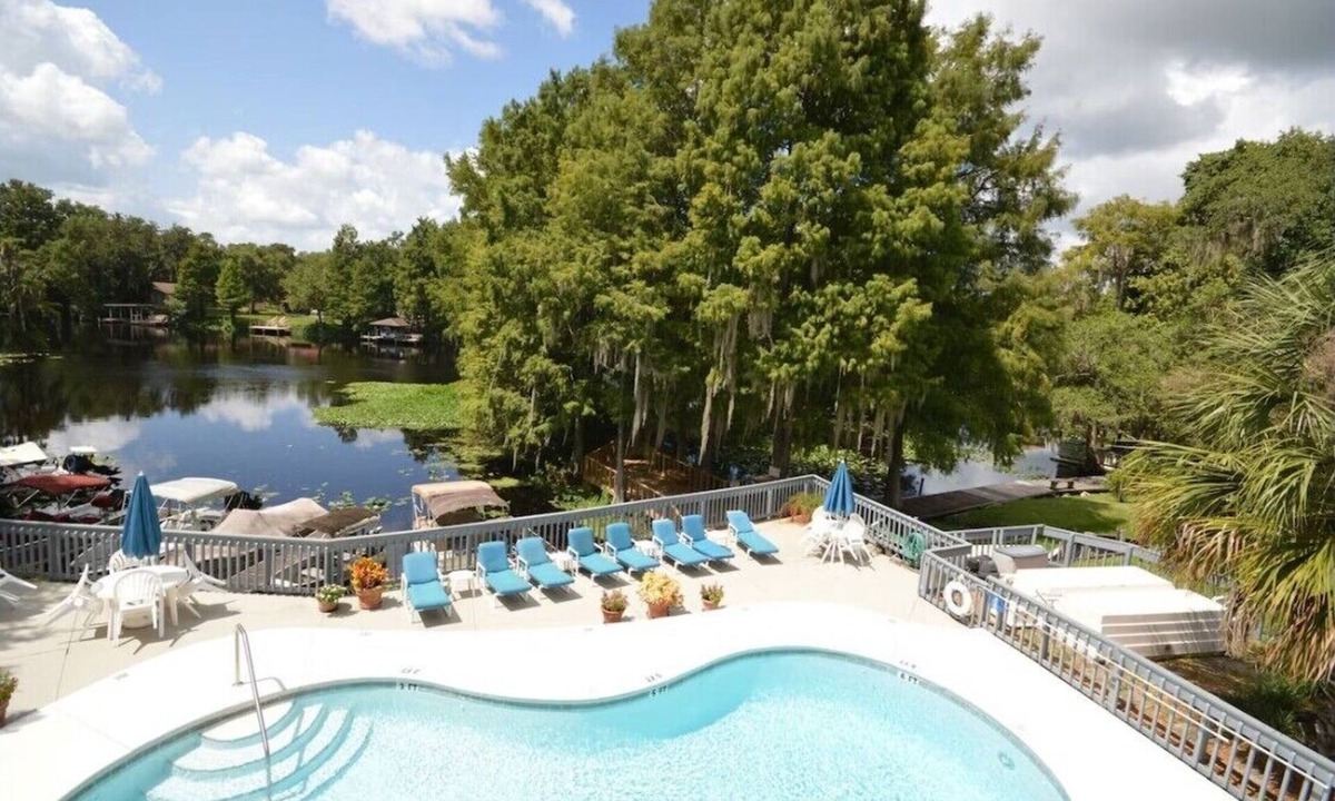 Dunnellon Condo | RIVER FRONT OASIS-1ST FLOOR-Screen Porch-Minutes to RAINBOW RIVER! Free Kayak!