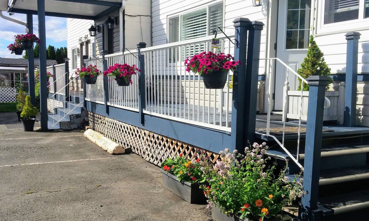 Courtenay Hotel | River Heights Motel