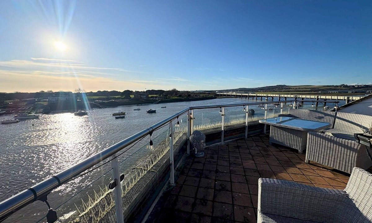 Shoreham-by-Sea House | River Heights With Views Parking |By My Getaways