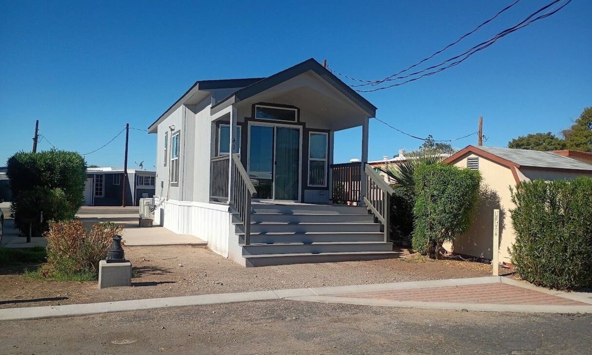 Ehrenberg House | River Lagoon Charming 1-bedroom Park Model #41 on the Colorado River