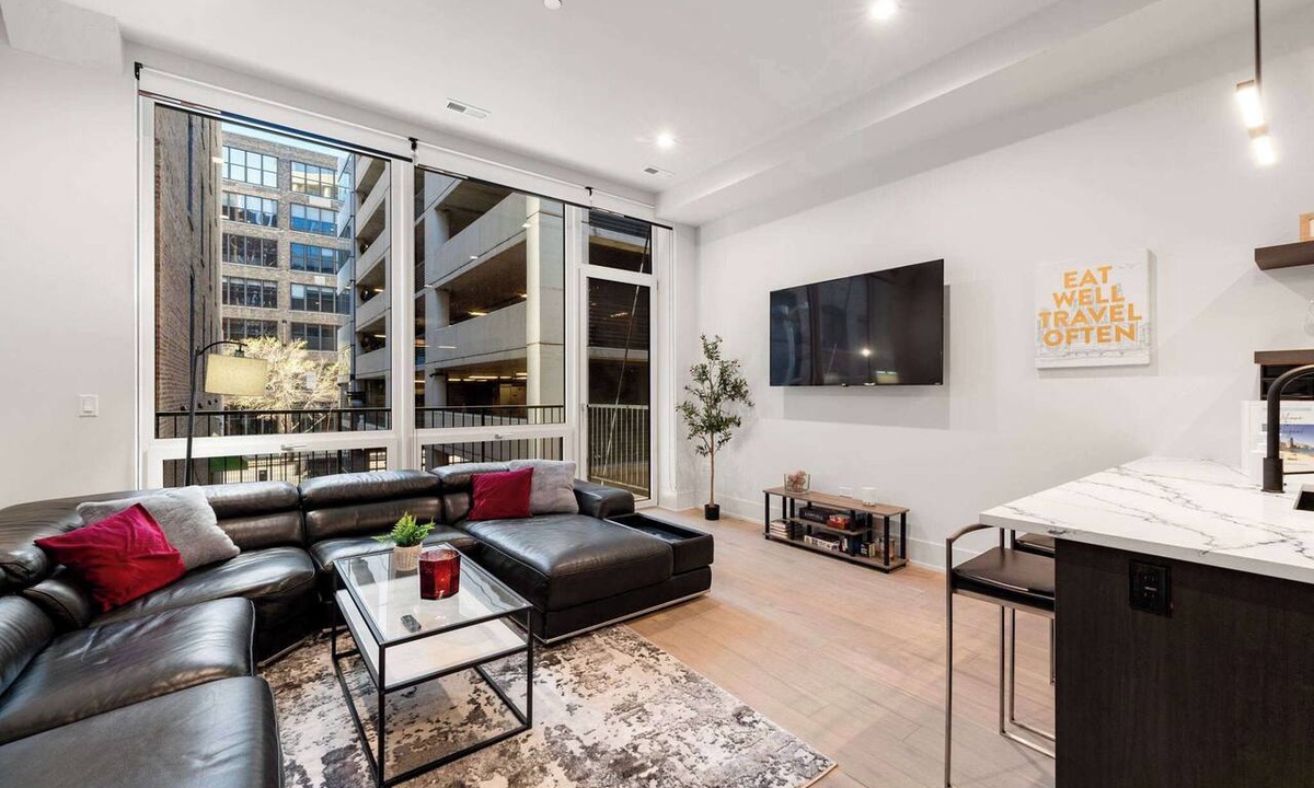 West Town Apartment | River North 2BD 2BA Retreat with Balcony & Parking