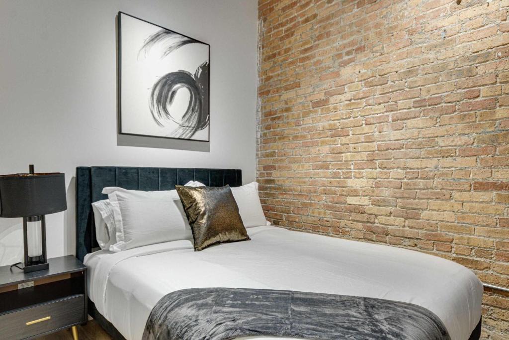 Downtown Chicago Apartment | River North Rooftop With In and Out Parking 5