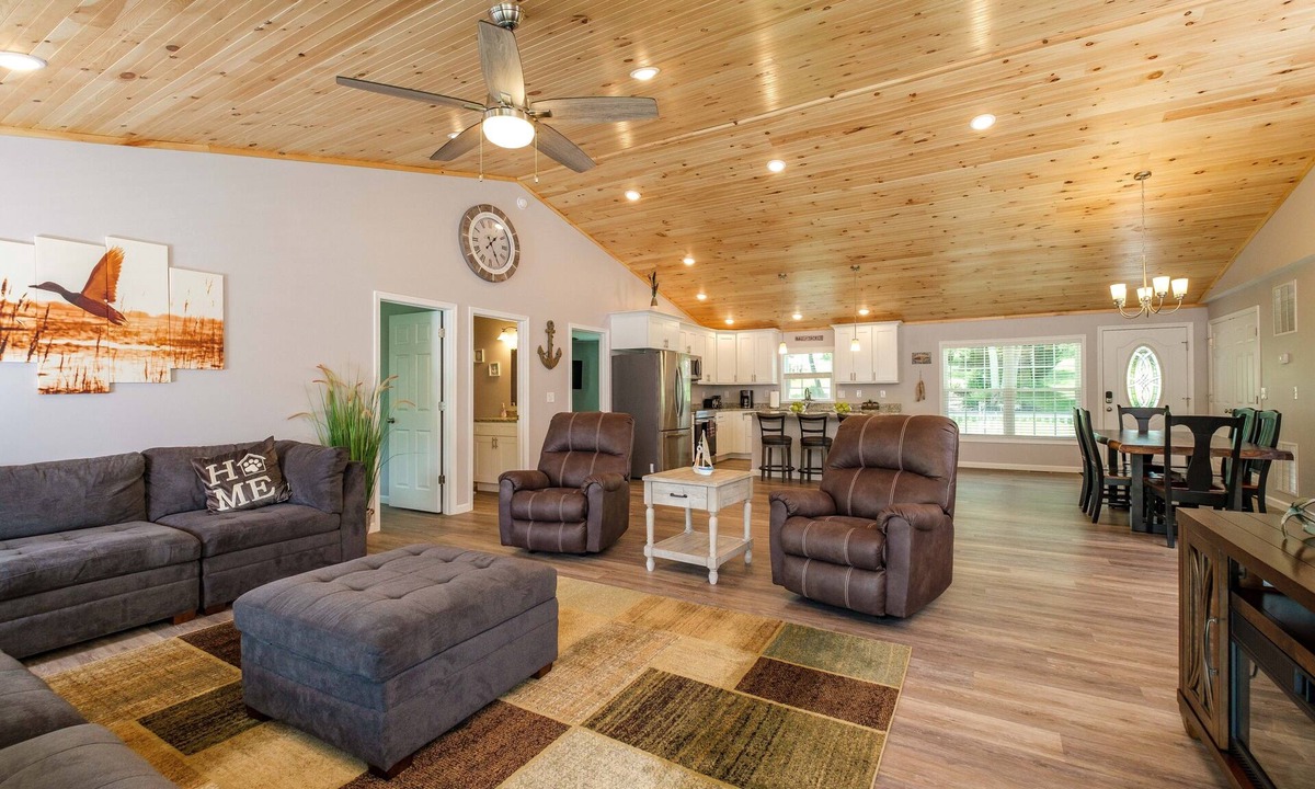 Elkton House | River Oasis Water Front, Pet Friendly Home, 5 King Bedrooms 15 Mins Massanutten