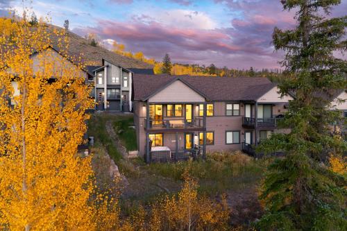Rendezvous House | River Run Chalet 101 I Great Views I Private Hot Tub I Activity Program