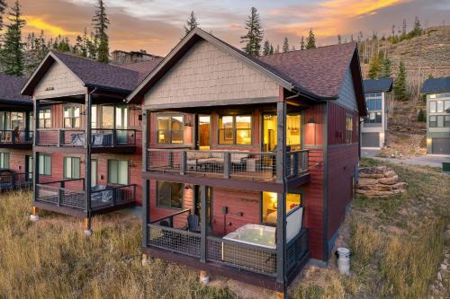 Rendezvous House | River Run Chalet 111 I Great Views I Private Hot Tub I Bunk Room I Activity Program