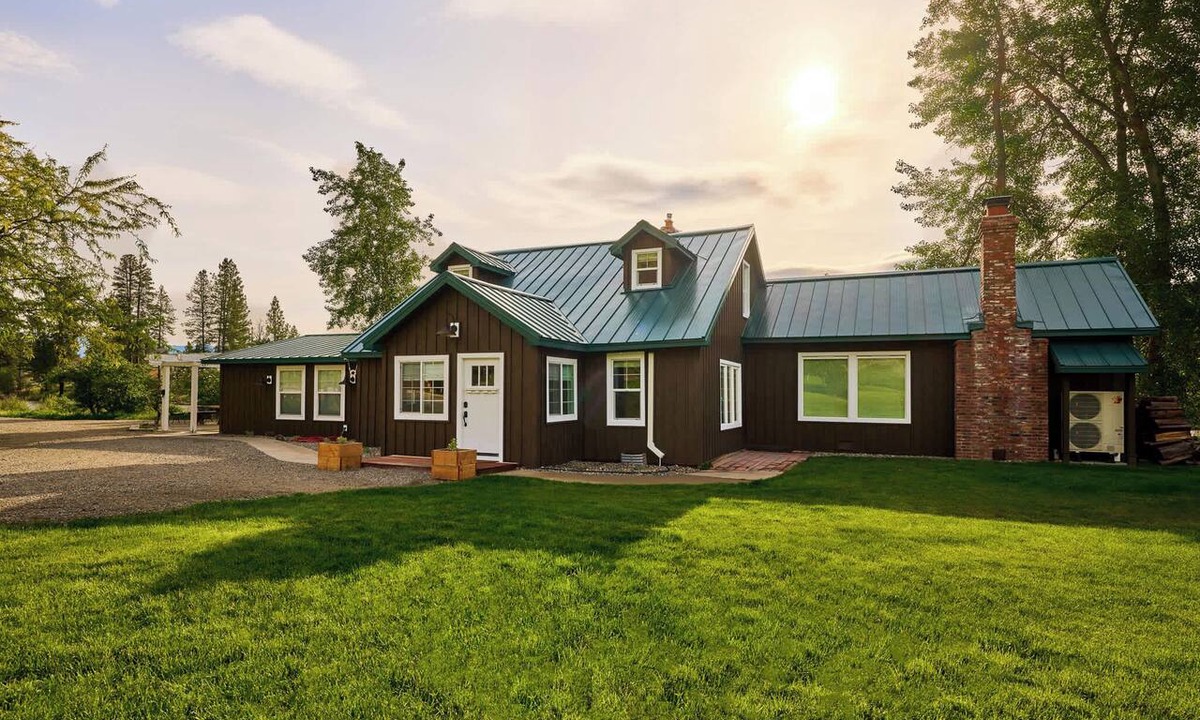 Carlton House | River's Edge Ranch - 3BR riverside farmhouse
