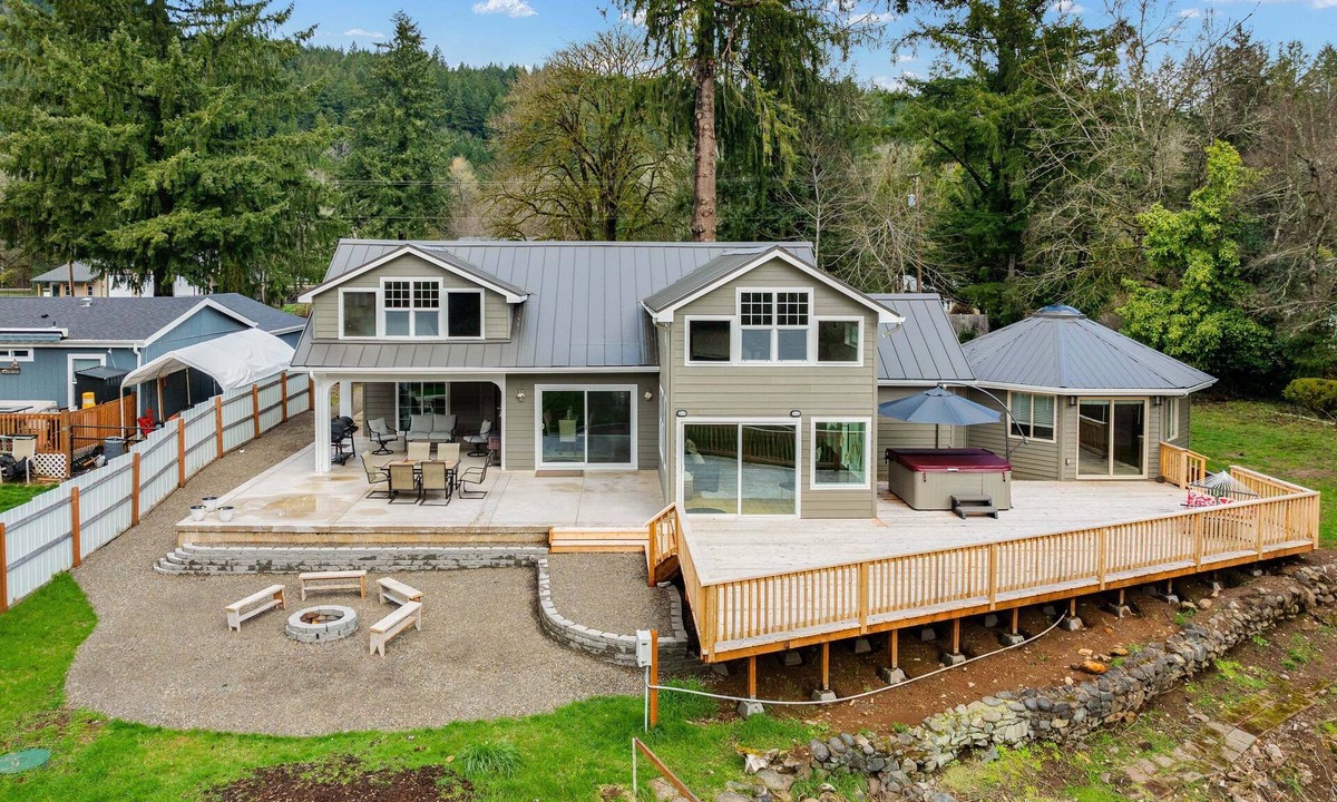 Leaburg House | River's Rest - Waterfront Views, Hot Tub, Grill & Fire Pit 3 Bedroom Home