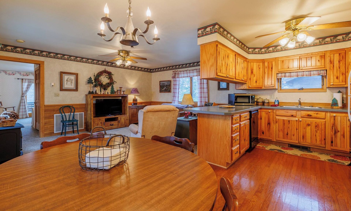 Cody Apartment | River's View- Spacious retreat, Overlooking the Shoshone River