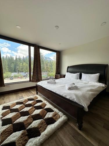 Blue River House | River Safari Mountain View Suite