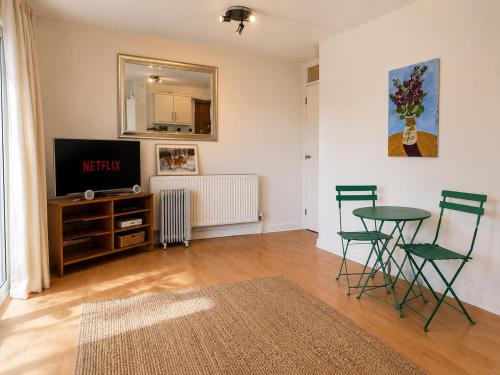 Sands End Apartment | River side view flat