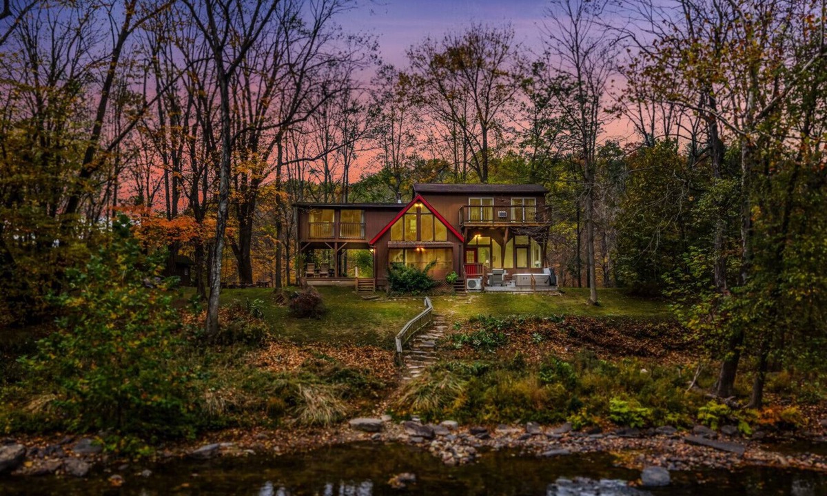 Great Cacapon House | River Time Cabin -riverfront, wifi, screen porch, 3 king beds, view, wood stove