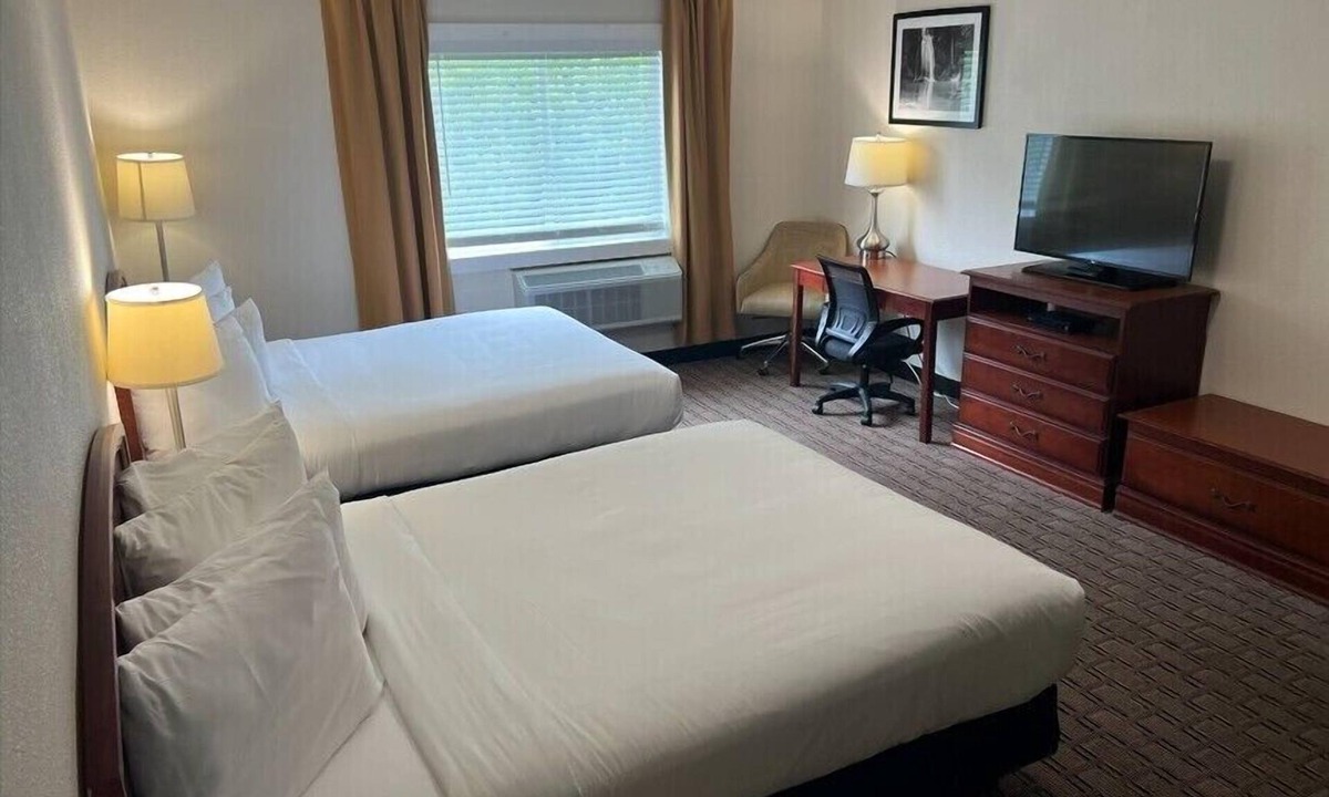 West Hatfield Hotel | River Valley Inn
