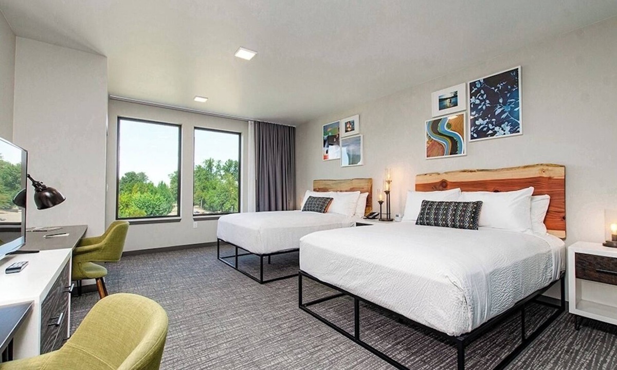 Independence Hotel | River View Retreat | Luxury Bedding | Near Willamette Valley