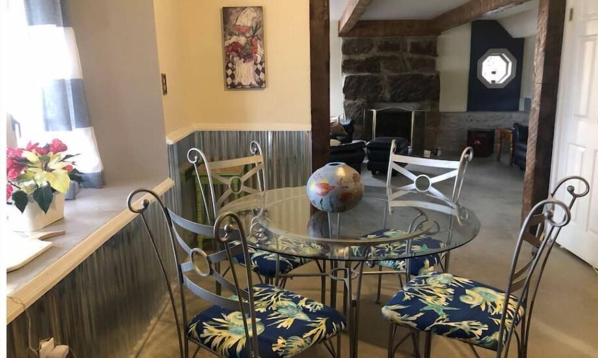 Madison House | River Views from Every Room! Clean Fun, Secluded, but close to town. Pool table