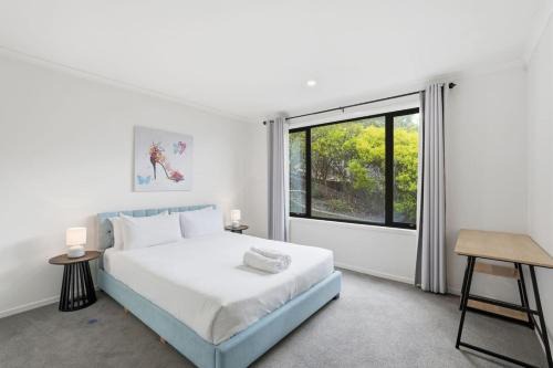 Sandy Bay House | River Views on Edith Ave