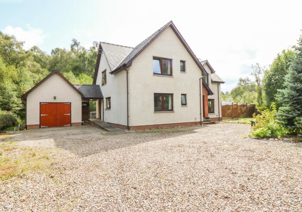 Roybridge House | Riverbank House