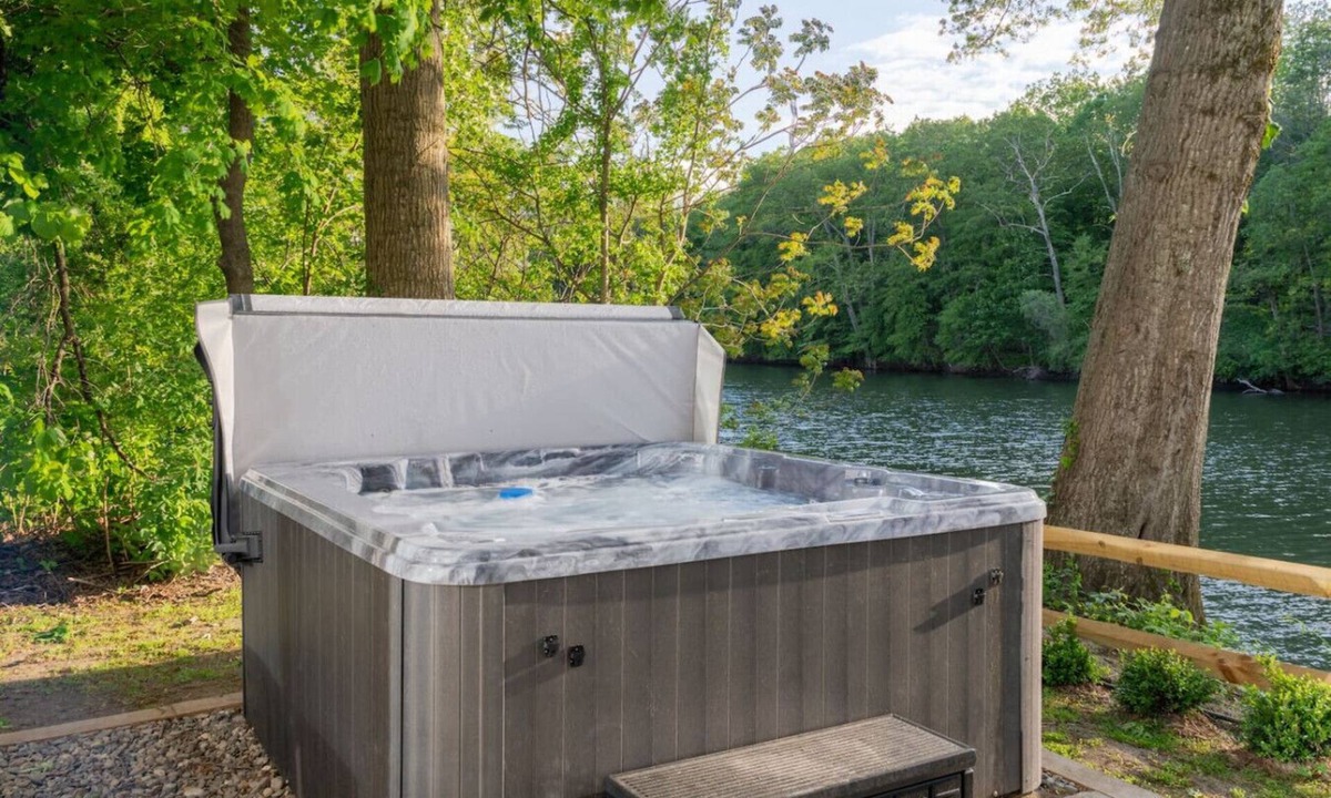 Mount Marion House | Riverfront 4BR | Winter Views & Hot Tub