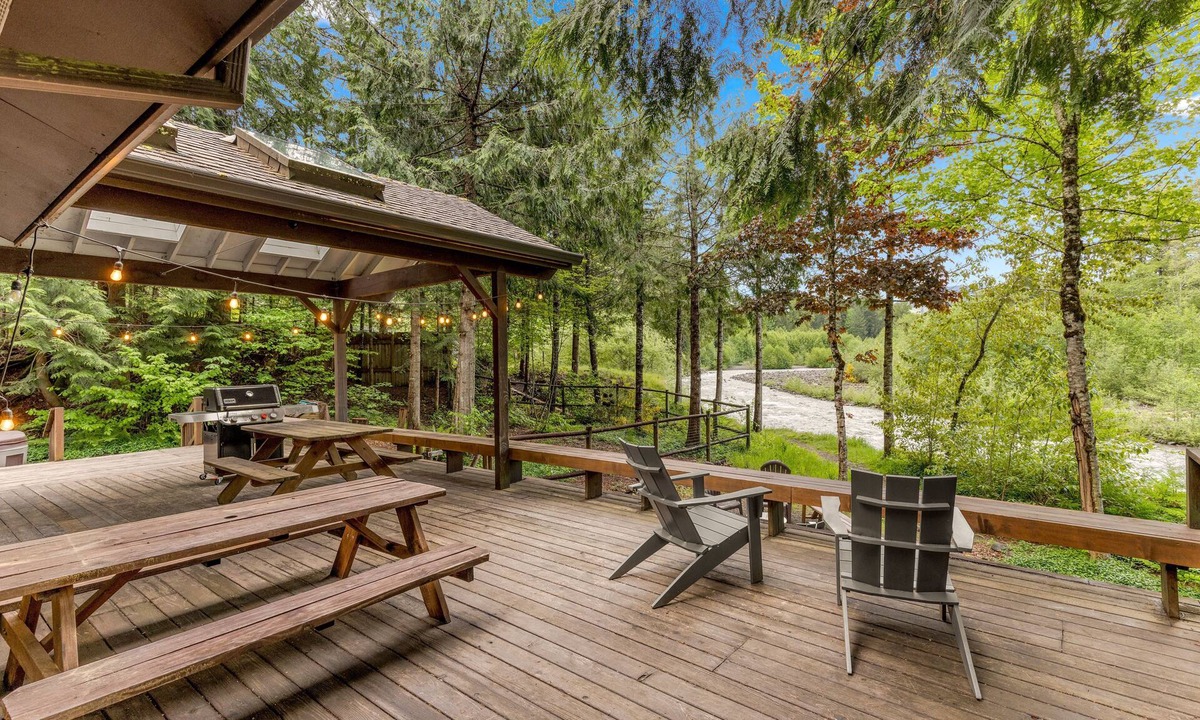 Mount Hood Village House | Riverfront 5 Bedroom Hot Tub & Fireplace Dogs OK