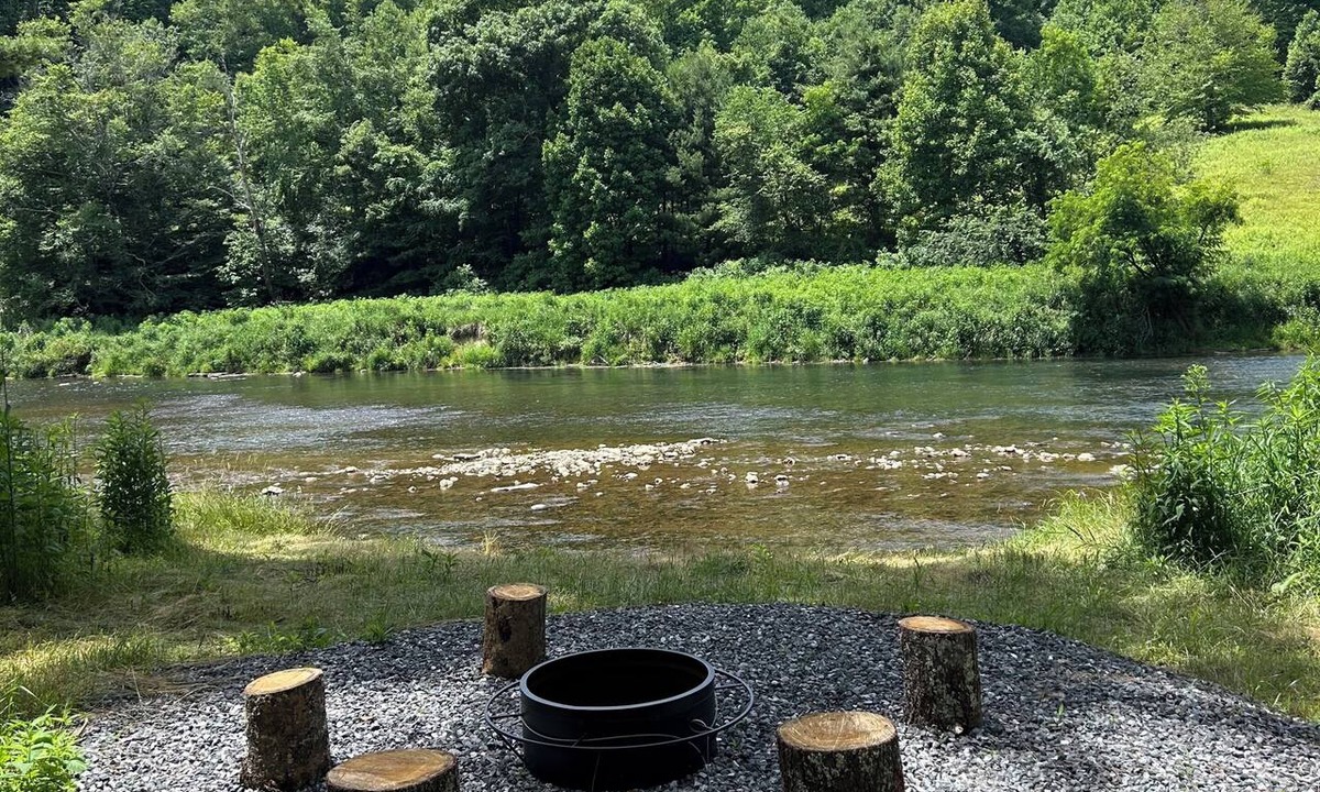 West Jefferson Cabin | Riverfront Access & View! Dog-Friendly, Fenced Yard! Spring @ River Breeze Cabin