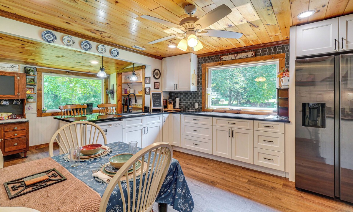 Townsend Cottage | Riverfront Cabin - 6 Mi to Great Smoky Mtns NP!