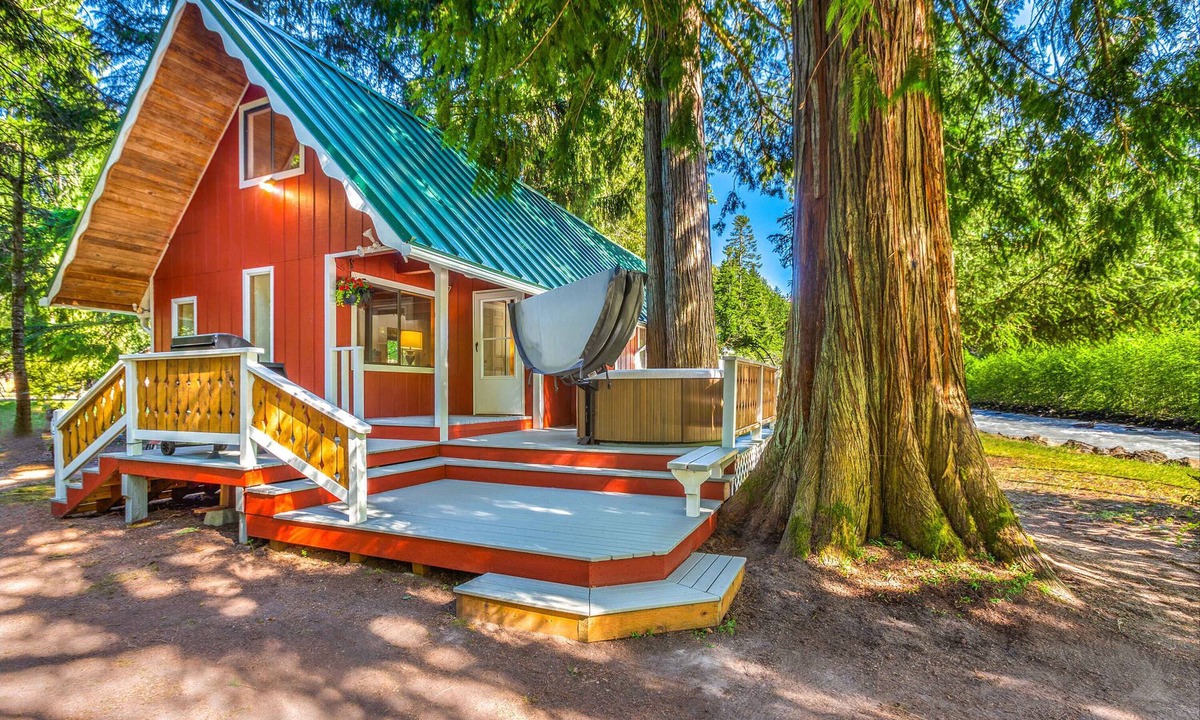 Greenwater Cottage | Riverfront Cabin | Hot Tub | Dogs OK | Near Mt Rainier