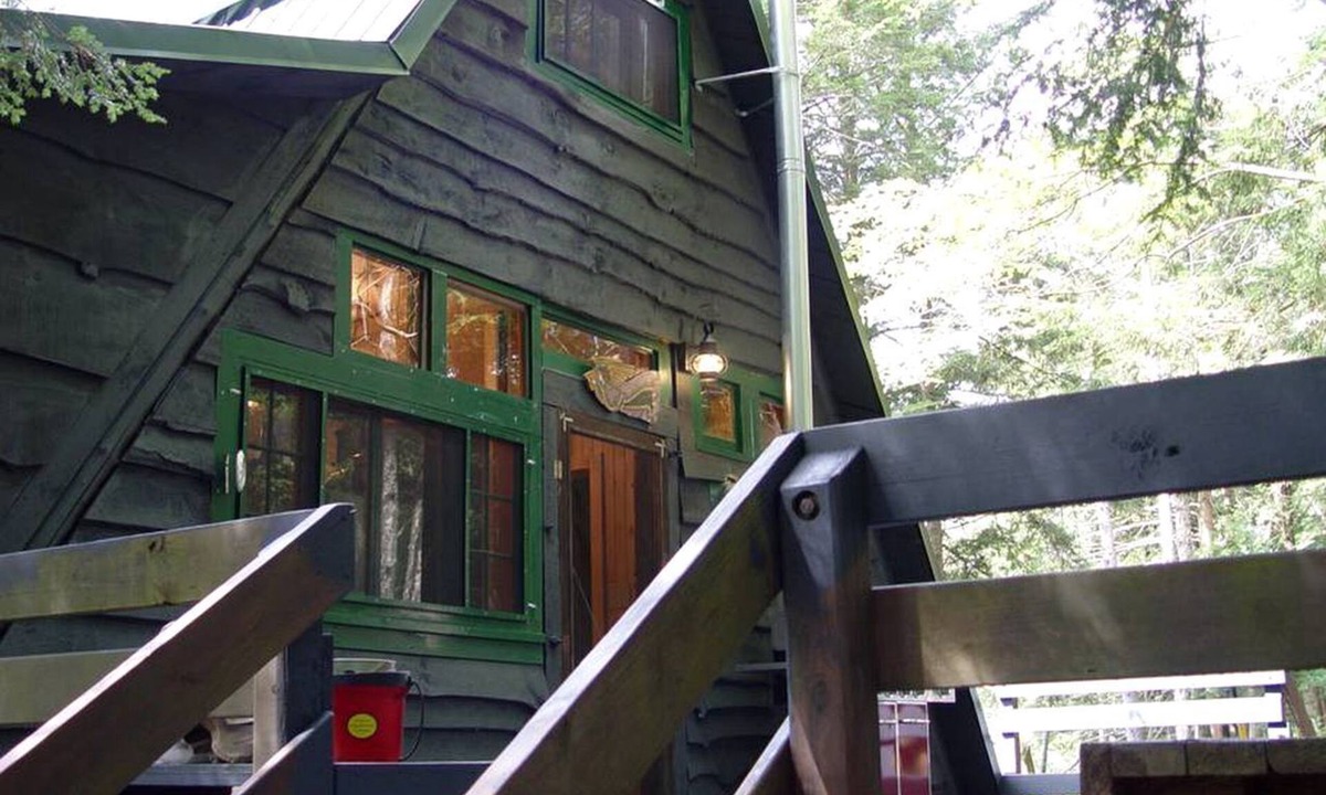 Hopkinton Cabin | Riverfront Cabin Rental with Lovely Screened Porch near Potsdam, New York