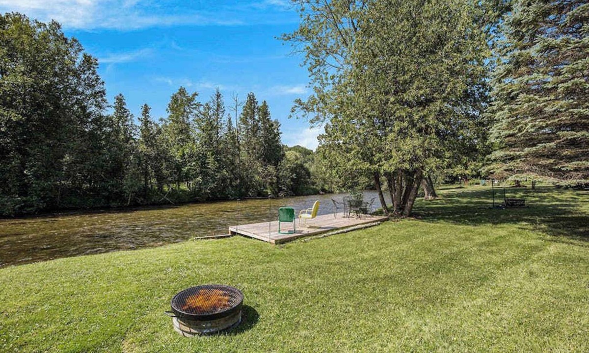 Honor House | Riverfront cabin with furnished deck, beautiful backyard, firepit & kayaks