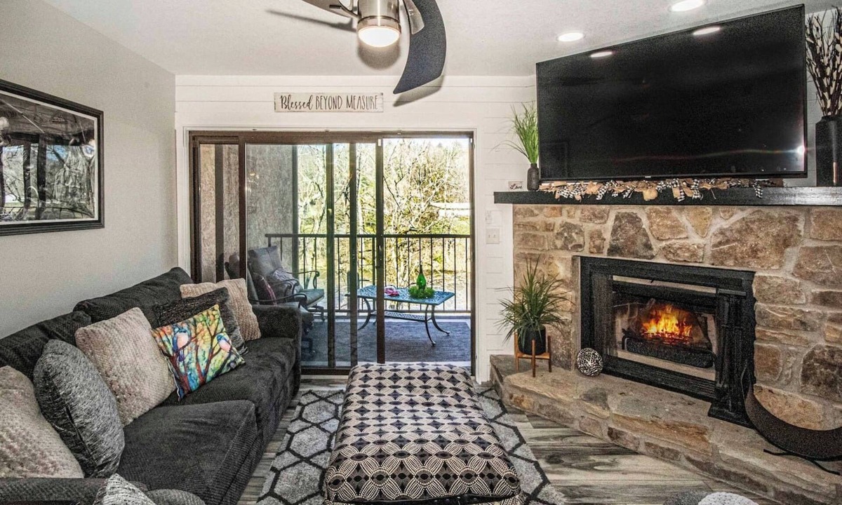 Townsend Apartment | Riverfront Condo, Super Conveniently Located!