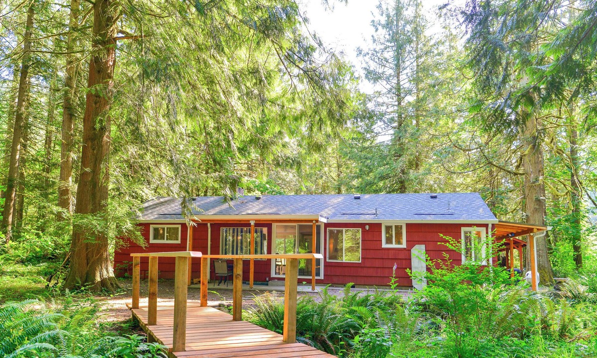Marmot Cabin | Riverfront Cottage Inspires Serenity on Sandy River