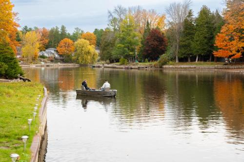 Wasaga Beach Villa | Riverfront Cottage Sauna Canoe Included Kids Playroom Nature Escape