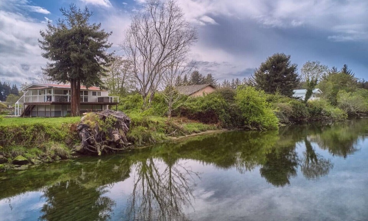 Brookings Cottage | Riverfront Cottage with Hot Tub 1/4 mi from Beach
