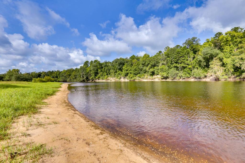 Telogia House | Riverfront Florida Escape w/Grill & Fire Pit!